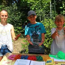 Kunterbuntes Schulfest bei strahlendem Sonnenschein Kunterbuntes Schulfest bei strahlendem Sonnenschein