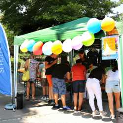 Kunterbuntes Schulfest bei strahlendem Sonnenschein Kunterbuntes Schulfest bei strahlendem Sonnenschein