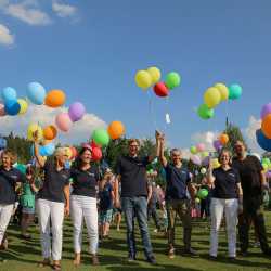 Kunterbuntes Schulfest bei strahlendem Sonnenschein Kunterbuntes Schulfest bei strahlendem Sonnenschein