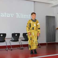 Kunterbuntes Schulfest bei strahlendem Sonnenschein Kunterbuntes Schulfest bei strahlendem Sonnenschein