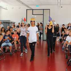 Kunterbuntes Schulfest bei strahlendem Sonnenschein Kunterbuntes Schulfest bei strahlendem Sonnenschein