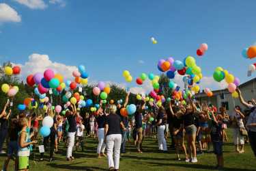 Kunterbuntes Schulfest bei strahlendem Sonnenschein Kunterbuntes Schulfest bei strahlendem Sonnenschein