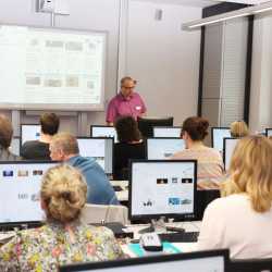 Lehrer blicken in den Cyber-Classroom Lehrer blicken in den Cyber-Classroom
