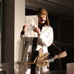 Literatur- und Theaterkurs überzeugt mit spannender Eigenproduktion Literatur- und Theaterkurs überzeugt mit spannender Eigenproduktion