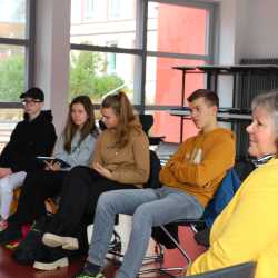 Martina Braun, MdL, diskutiert mit Gemeinschaftskunde-Leistungskurs Martina Braun, MdL, diskutiert mit Gemeinschaftskunde-Leistungskurs