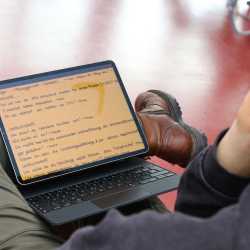 Martina Braun, MdL, diskutiert mit Gemeinschaftskunde-Leistungskurs Martina Braun, MdL, diskutiert mit Gemeinschaftskunde-Leistungskurs