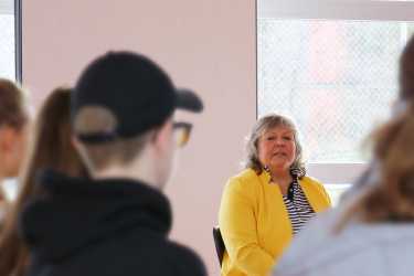 Martina Braun, MdL, diskutiert mit Gemeinschaftskunde-Leistungskurs Martina Braun, MdL, diskutiert mit Gemeinschaftskunde-Leistungskurs