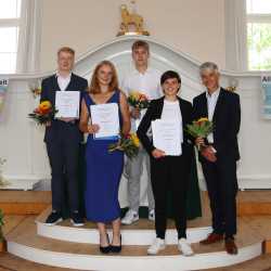 Mit der Mittleren Reife in der Tasche sind 37 Absolventen der Zinzendorfschulen „nicht zu halten“ Mit der Mittleren Reife in der Tasche sind 37 Absolventen der Zinzendorfschulen „nicht zu halten“