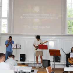 Mit der Mittleren Reife in der Tasche sind 37 Absolventen der Zinzendorfschulen „nicht zu halten“ Mit der Mittleren Reife in der Tasche sind 37 Absolventen der Zinzendorfschulen „nicht zu halten“