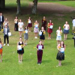 Mit viel Mut die Segel gesetzt – 41 Absolventen der beruflichen Gymnasien bestehen ihr Abitur Mit viel Mut die Segel gesetzt – 41 Absolventen der beruflichen Gymnasien bestehen ihr Abitur