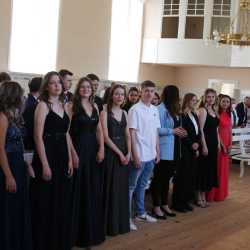 Mittlere Reife als solide Basis zum „Sprung ins Ungewisse“ Mittlere Reife als solide Basis zum „Sprung ins Ungewisse“