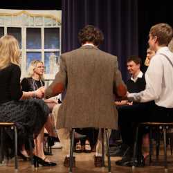 „Mörderische Séance“: Ein spannendes Kammerspiel voller Überraschungen und Humor „Mörderische Séance“: Ein spannendes Kammerspiel voller Überraschungen und Humor