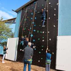 Neue Kletterwand eingeweiht Neue Kletterwand eingeweiht