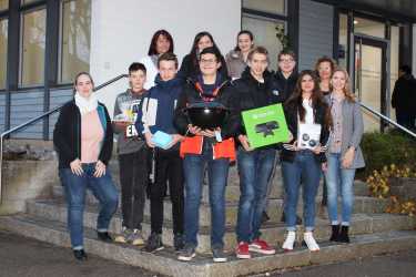 Neun Gewinner freuen sich über die Preise bei der JOBwärts-Tombola Neun Gewinner freuen sich über die Preise bei der JOBwärts-Tombola