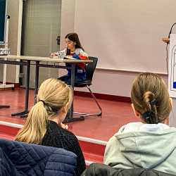 Niovi Amanatidis gewinnt den Schulentscheid des Vorlesewettbewerbs der Zinzendorfschulen Königsfeld Niovi Amanatidis gewinnt den Schulentscheid des Vorlesewettbewerbs der Zinzendorfschulen Königsfeld