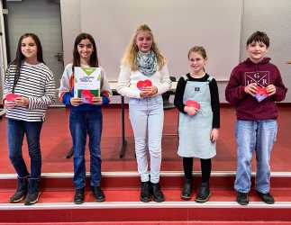 Niovi Amanatidis gewinnt den Schulentscheid des Vorlesewettbewerbs der Zinzendorfschulen Königsfeld Niovi Amanatidis gewinnt den Schulentscheid des Vorlesewettbewerbs der Zinzendorfschulen Königsfeld