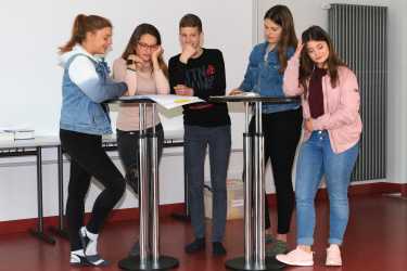 Parodie auf das Leben der Reichen Parodie auf das Leben der Reichen