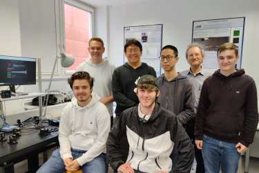 Physik-Leistungskurs experimentiert auf Einsteins Spuren Physik-Leistungskurs experimentiert auf Einsteins Spuren