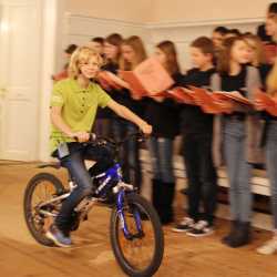 Popmusik, zwei schräge Vögel und drei Fragezeichen Popmusik, zwei schräge Vögel und drei Fragezeichen