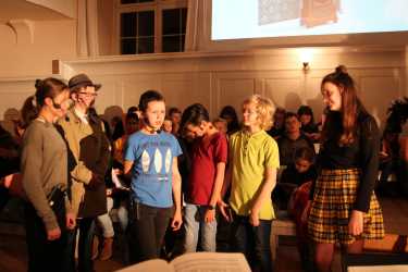 Popmusik, zwei schräge Vögel und drei Fragezeichen Popmusik, zwei schräge Vögel und drei Fragezeichen