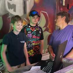 Public Viewing im frisch renovierten Jugendclub des Internats Public Viewing im frisch renovierten Jugendclub des Internats