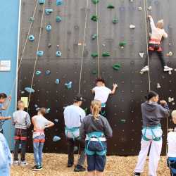 Schulfest der Zinzendorfschulen mit Blick in die Zukunft: Neue Sporthalle vorgestellt Schulfest der Zinzendorfschulen mit Blick in die Zukunft: Neue Sporthalle vorgestellt