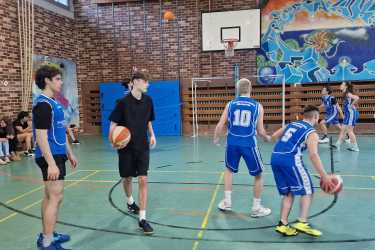 Schulpokal: Lehrer gewinnen beim Basketball Schulpokal: Lehrer gewinnen beim Basketball