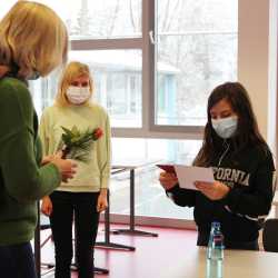 Sechstklässer verfolgen Vorlesewettbewerb per Live-Stream Sechstklässer verfolgen Vorlesewettbewerb per Live-Stream