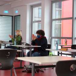 Sechstklässer verfolgen Vorlesewettbewerb per Live-Stream Sechstklässer verfolgen Vorlesewettbewerb per Live-Stream