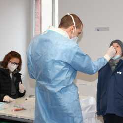 So sicher wie möglich durch die Pandemie mit Luftfilter und Schnelltests So sicher wie möglich durch die Pandemie mit Luftfilter und Schnelltests