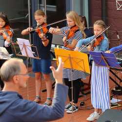 Sommerserenade der Zinzendorfschulen mit zwei Zugaben Sommerserenade der Zinzendorfschulen mit zwei Zugaben