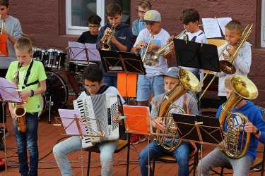 Sommerserenade der Zinzendorfschulen mit zwei Zugaben Sommerserenade der Zinzendorfschulen mit zwei Zugaben