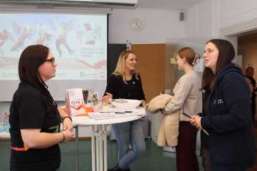 „Sozial im Saal“ bringt Fachschüler*innen und Jugendhilfeeinrichtungen zusammen „Sozial im Saal“ bringt Fachschüler*innen und Jugendhilfeeinrichtungen zusammen