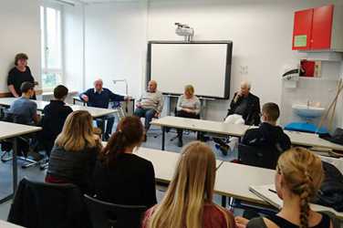 Spannende Geschichtsstunde mit Altschülern Spannende Geschichtsstunde mit Altschülern