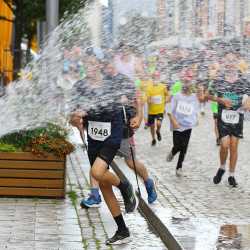 Stadtlauf Villingen: Fünf Zinzendorf-Sportler*innen schaffen jeweils 12 Runden Stadtlauf Villingen: Fünf Zinzendorf-Sportler*innen schaffen jeweils 12 Runden