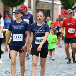 Stadtlauf Villingen: Fünf Zinzendorf-Sportler*innen schaffen jeweils 12 Runden Stadtlauf Villingen: Fünf Zinzendorf-Sportler*innen schaffen jeweils 12 Runden
