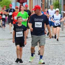 Stadtlauf Villingen: Fünf Zinzendorf-Sportler*innen schaffen jeweils 12 Runden Stadtlauf Villingen: Fünf Zinzendorf-Sportler*innen schaffen jeweils 12 Runden