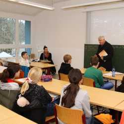 Tannheim-Chef Müller freut sich über Spende der 8a Tannheim-Chef Müller freut sich über Spende der 8a