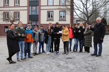 Tannheim-Chef Müller freut sich über Spende der 8a Tannheim-Chef Müller freut sich über Spende der 8a