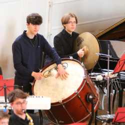 Tanz in den Frühling: Ein Konzert voller Leidenschaft und Rhythmus Tanz in den Frühling: Ein Konzert voller Leidenschaft und Rhythmus