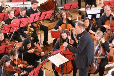 Tanz in den Frühling: Ein Konzert voller Leidenschaft und Rhythmus Tanz in den Frühling: Ein Konzert voller Leidenschaft und Rhythmus