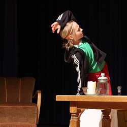 Theater-AG begeistert mit selbstentwickeltem Theaterstück Theater-AG begeistert mit selbstentwickeltem Theaterstück