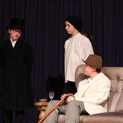 Theater-AG begeistert mit selbstentwickeltem Theaterstück Theater-AG begeistert mit selbstentwickeltem Theaterstück