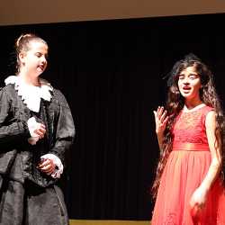 Theater-AG begeistert mit selbstentwickeltem Theaterstück Theater-AG begeistert mit selbstentwickeltem Theaterstück