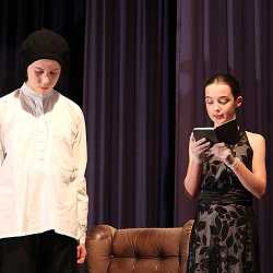 Theater-AG begeistert mit selbstentwickeltem Theaterstück Theater-AG begeistert mit selbstentwickeltem Theaterstück