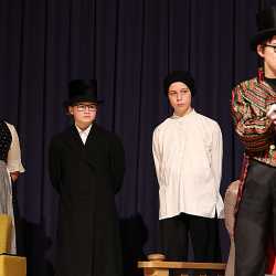 Theater-AG begeistert mit selbstentwickeltem Theaterstück Theater-AG begeistert mit selbstentwickeltem Theaterstück