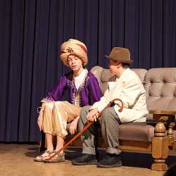 Theater-AG begeistert mit selbstentwickeltem Theaterstück Theater-AG begeistert mit selbstentwickeltem Theaterstück