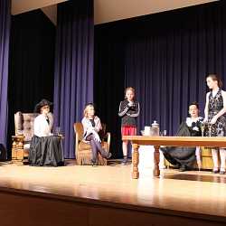 Theater-AG begeistert mit selbstentwickeltem Theaterstück Theater-AG begeistert mit selbstentwickeltem Theaterstück