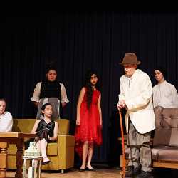 Theater-AG begeistert mit selbstentwickeltem Theaterstück Theater-AG begeistert mit selbstentwickeltem Theaterstück