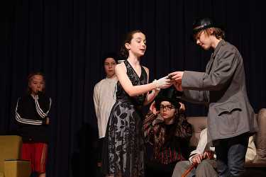 Theater-AG begeistert mit selbstentwickeltem Theaterstück Theater-AG begeistert mit selbstentwickeltem Theaterstück